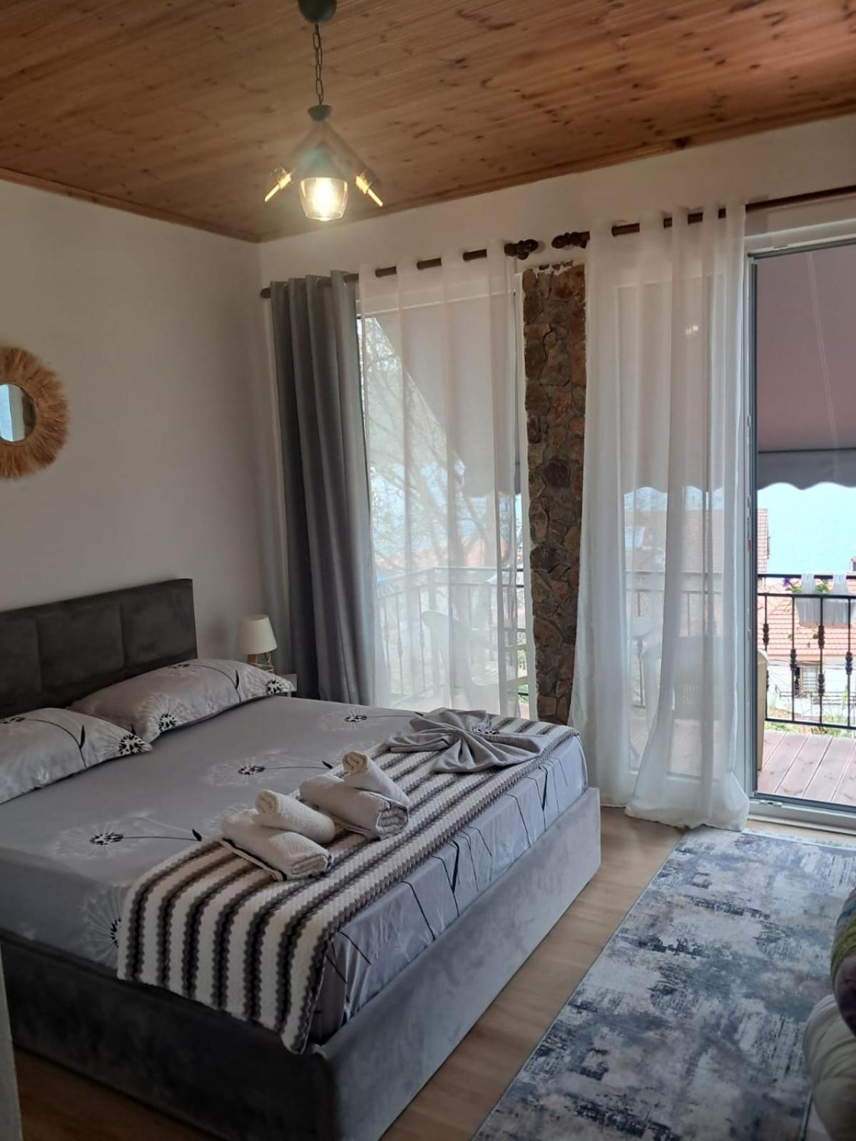 Roleo Guest House Lini Buitenkant foto